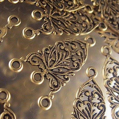 s23577 Metal Connector - 1 : 3 Filigree Fretwork - Antiqued Brass (1)