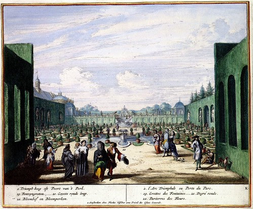 Uitzicht vanaf de bloemhof op de grote ronde trap en in haar verlengde de triomfboog