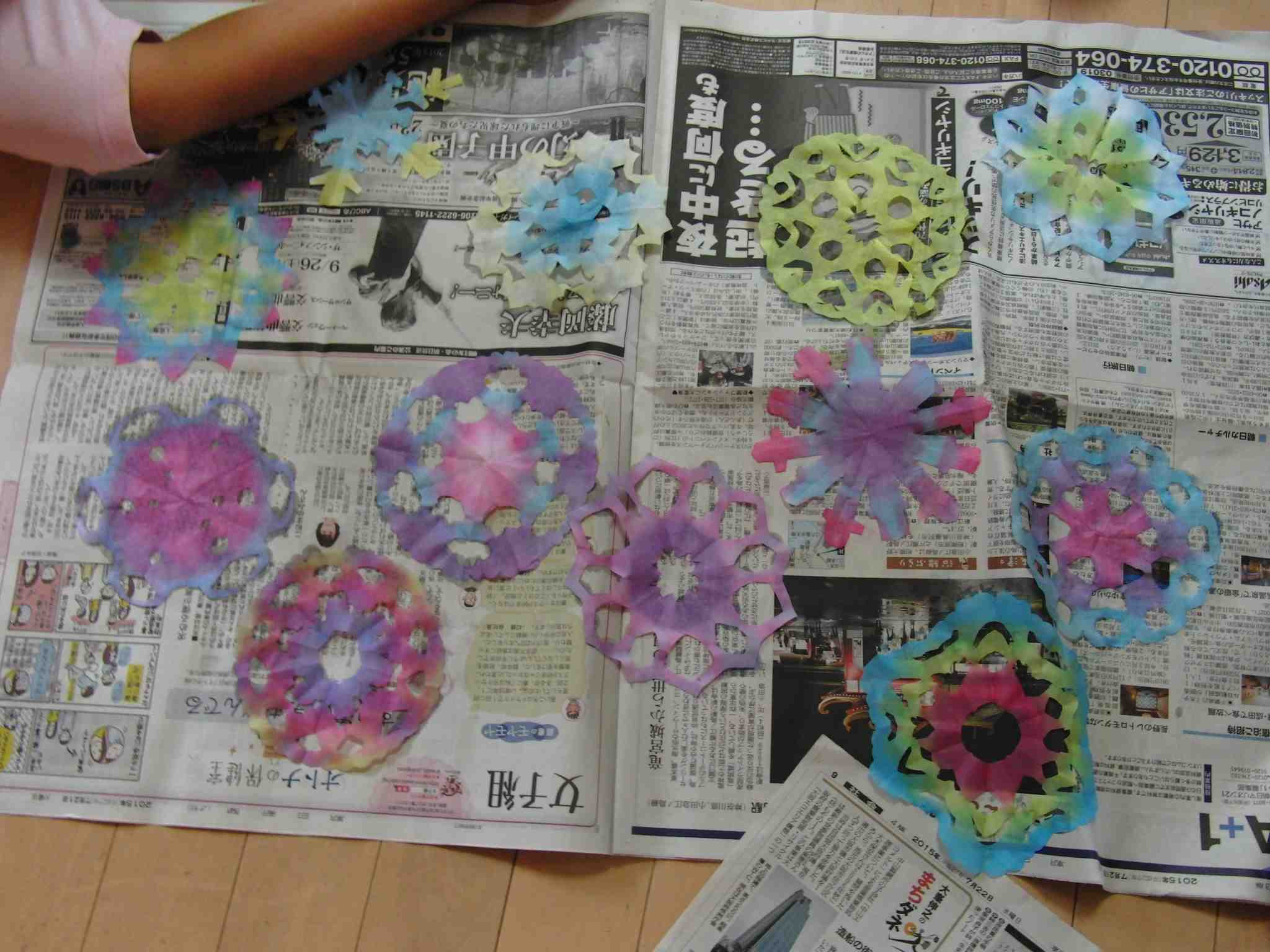 障子の穴 我が家のセミさん どれがドラえもん 障子工作 多面体製作 コラージュ