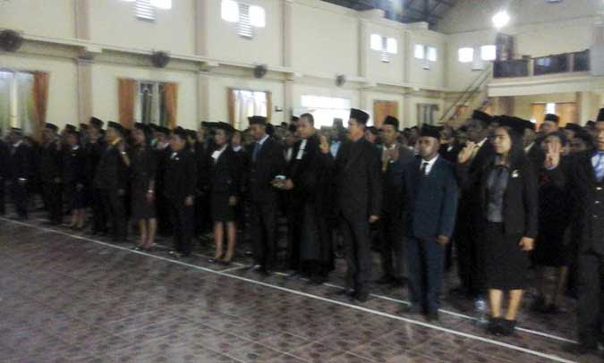 Dobo, Malukupost.com - Bupati Kepulauan Aru Johan Gonga melakukan pengambilan sumpah dan pelantikan Pejabat eselon II, III dan IV di lingkup pemerintah kabupaten (Pemkab) setempat sebanyak 383 orang di Dobo, Rabu (11/1). Bupati Gonga dalam sambutannya mengatakan, pelantikan tersebut merupakan suatu proses penataan kembali atau reposisi yang lazim dilakukan sebagai tindak lanjut atas perubahan struktur Organisasi Perangkat Daerah sebagaimana diamanatkan didalam Peraturan Pemerintah Nomor 18 Tahun 2016 Tentang Perangat Daerah. “Kegiatan ini adalah bagian dari kehidupan organisasi dalam rangka pemantapan dan peningkatan kapasitas kelembagaan, serta merupakan bagian dari pola pembinaan karier Pegawai,” ujarnya. Menurut Gonga, pengambilan sumpah dan pelantikan hari ini adalah lanjutan dari kegiatan yang telah dilakukan tanggal 28 Desember 2016 yang lalu dalam rangka mengisi struktur organisasi, baik yang tetap maupun yang mengalami perubahan dan penambahan organisasi perangkat daerah yang baru.