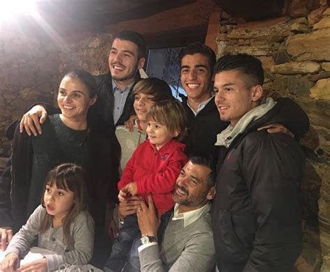 Luis díaz, estrela colombiana do futebol clube do porto tem se destacado ao longo dos últimos meses, . SÃ©rgio ConceiÃ§Ã£o celebra aniversÃ¡rio com plantel de luxo