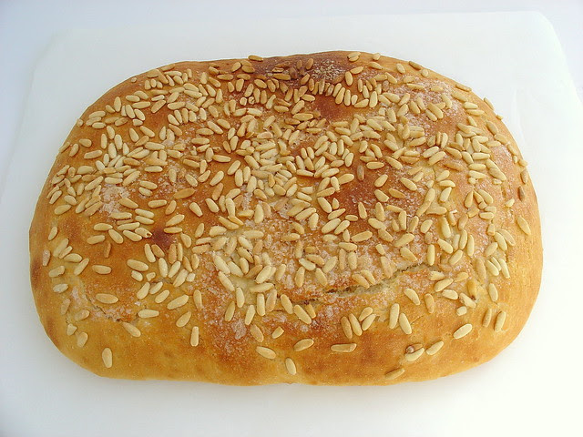 Coca de piñones