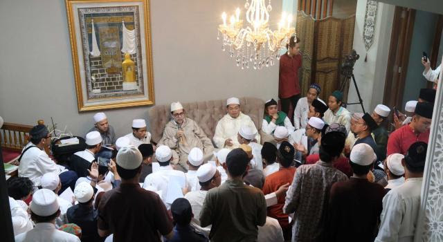 Suasana Pembaiatan Tarekat Syadziliyah Maulana Syekh Abdul Mun'im bin Abdul Aziz bin Al Ghumari didampingi Khodim Zawiyah Arraudhah Muhammad Danial Nafis kepada peserta Halaqoh Shufiyah Wa Khotmul Kitab di Zawiyah Arraudhah, Jalan Tebet Barat VIII, No 50, Jakarta Selatan pekan lalu 11 hingga 14 Mei 2017. Kajian kitab Al Anwaru Qudsiyah dan Ta'rif Mu'tasi Bi Ahwali Nafsi karya Syekh Abdul Azis bin Muhammad bin Shidiq Al Ghumari Al Hasani QS. AKTUAL/Tino Oktaviano