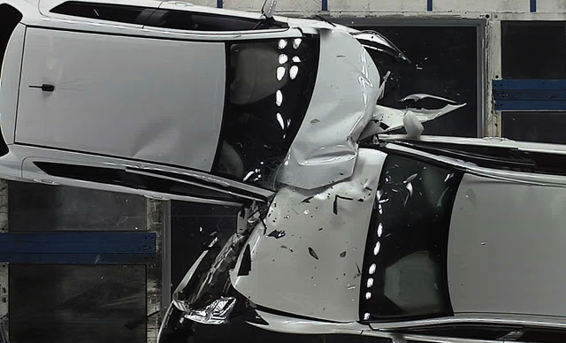 Tabrakan Yaris Lawan Crown