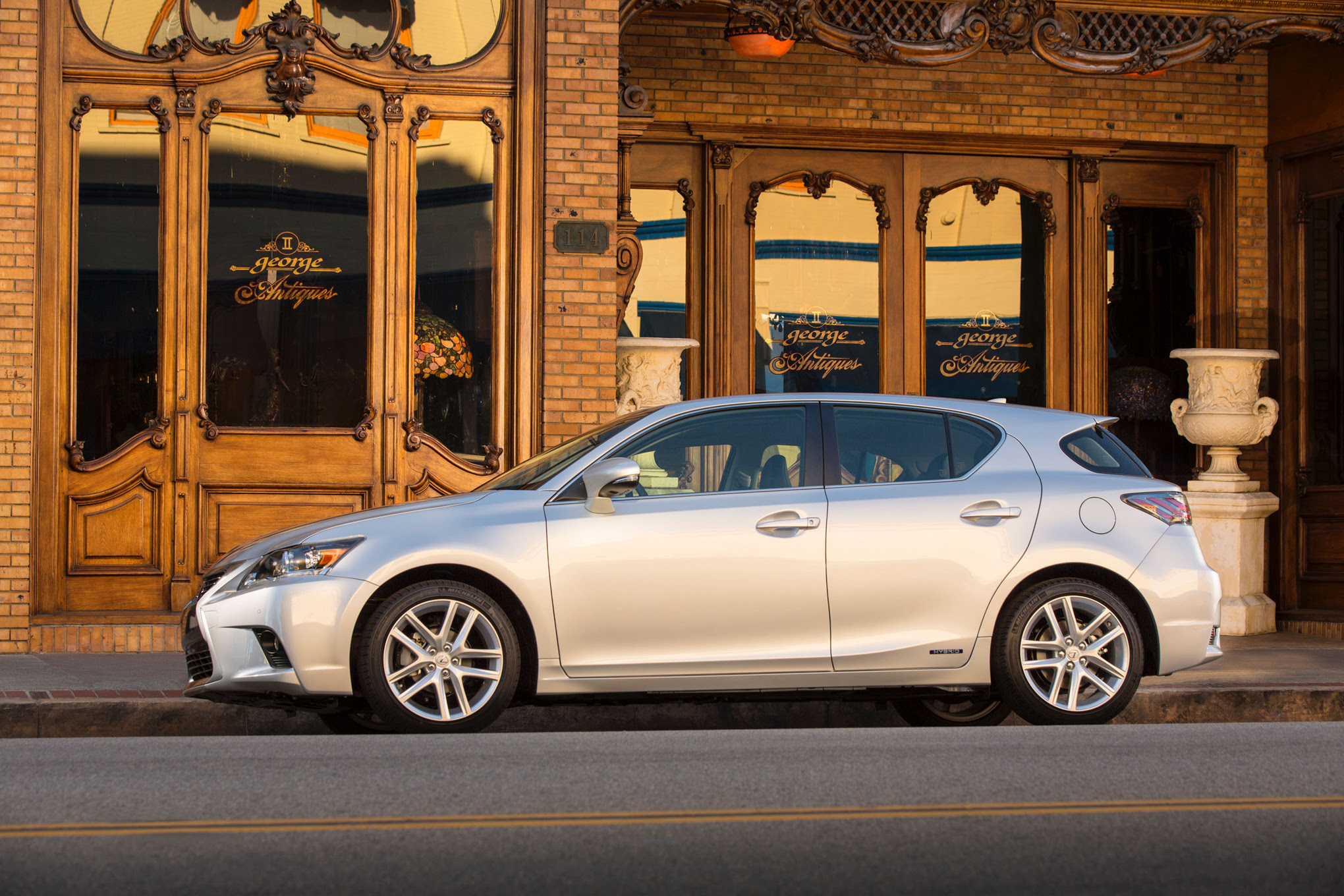 2016-Lexus-CT-200h-side1