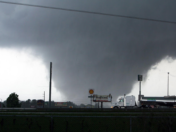 Tornado se aproxima de Tuscaloosa, no Alabama, nesta quarta-feira (27) (Foto: AP Photo/The Tuscaloosa News, Dusty Compton)