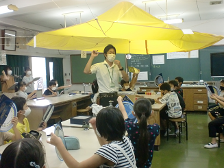 理科室の中がプラネタリウムに 4年理科 少路小学校