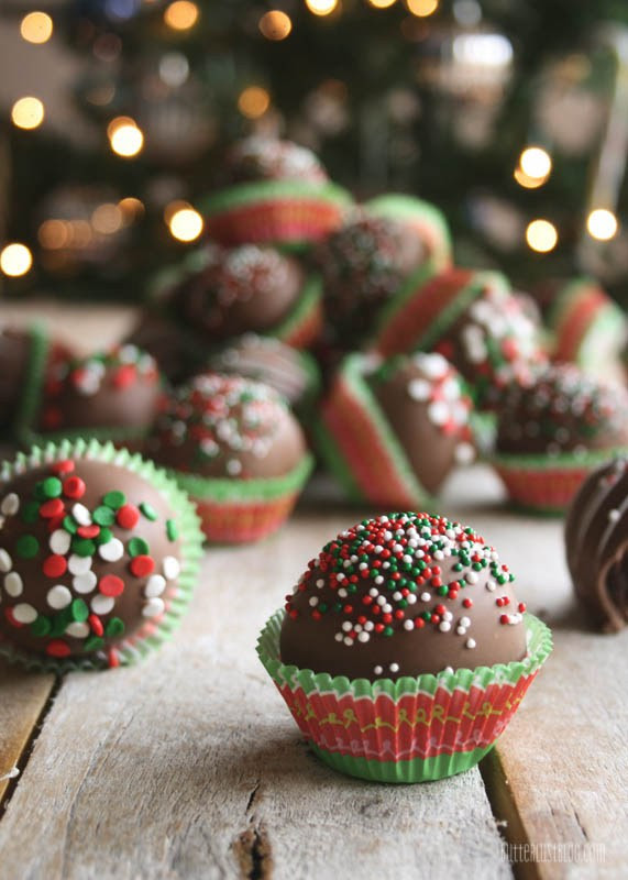 18 Christmas Cake Pops No One Will Be Able to Turn Down - Christmas Cake Pop Recipe