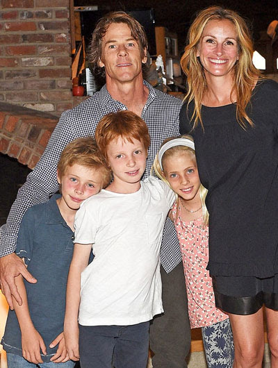 Diễn viên Julia Roberts và Danny Moder chào đón con trai Phinnaeus và con gái Hazel năm 2004. Cặp song sinh giờ đã bước vào tuổi teen. Vợ chồng nữ diễn viên còn một con trai - bé Henry, chào đời năm