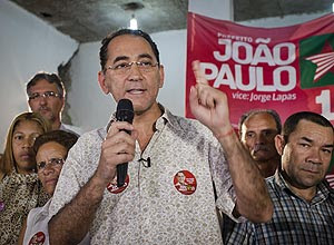 O candidato a prefeito de Osasco João Paulo Cunha em campanha na Vila Menk na semana passada