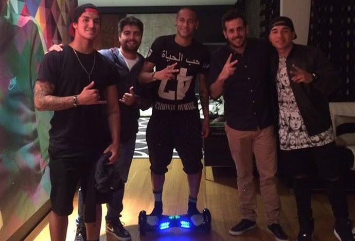 Medina posa com Neymar na Espanha (Foto: Reprodução)