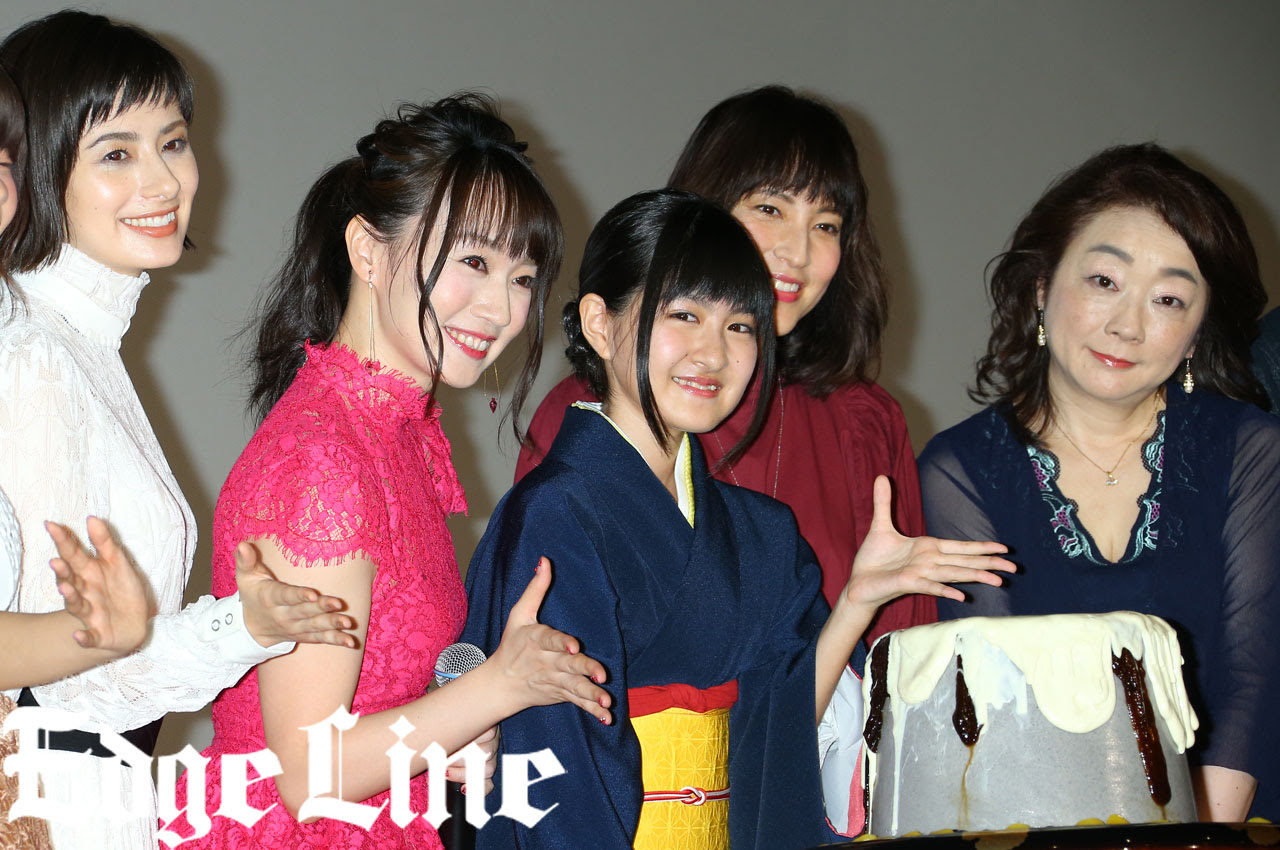 水樹奈々 小林星蘭から 同級生 認定に ありがとう とニッコリ 巨大な露天風呂プリンなどで和気あいあいの舞台挨拶に