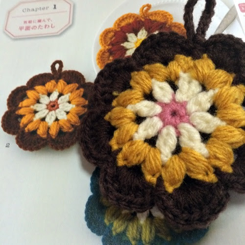 花のモチーフのアクリルたわし 厚みのある平面の北欧っぽいエコたわし ここあみ