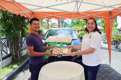 Ambon, Malukupost.com - Sebagai salah satu perusahaan milik negara, Bank Negara Indonesia (BNI) Persero Tbk Cabang Ambon terus berupaya untuk menarik simpati para nasabah. Salah satu upaya lewat peluncuran program 'Rejeki BNI Taplus'. Program ini banyak mendapat simpati dari berbagai kalangan. "Peluncuran program Rejeki BNI Taplus ini adalah bentuk apresiasi kepada para nasabah yang selama ini menggunakan jasa perbankan milik BNI Cabang Ambon untuk menyimpan dana pribadi," ujar Pimpinan PT. Bank Negara Indonesia (Persero) Tbk Cabang Ambon, Dionne Limmon di Ambon, Minggu (25/9). Menurut Dionne, program ini berhasil menarik animo masyarakat untuk turut serta menjadi peraih hadiah impian. Hal ini terbukti dengan banyaknya nasabah yang memblokir dananya untuk mendapatkan hadiah. “Program BNI Taplus telah berlangsung sejak tanggal 1 Oktober 2015 sampai 31 Maret 2016, dan memiliki dua skim yaitu pertama, program undian dengan kategori; periode bulanan dengan hadiah 300 vespa primavera 3V ie, periode triwulan dengan hadiah 15 Honda HR-V 1,5L S, periode Grand Prize dengan hadiah Mercedes Benz C250 AMG,” ungkapnya. Dijelaskan Dionne, skim kedua, program hadiah langsung dengan hadiah berupa emas. Pengundian kategori periode bulanan untuk tahap keenam, tambah Dionne, dilaksanakan Maret 2016 dengan hadiah 50 unit vespa primavera telah dilakukan pada tanggal 7 Mei 2016 di Bandung. “Sementara pemenang yang beruntung mendapatkan satu unit mobil honda HR-V adalah nasabah atas nama Allan Lohy dan satu unit vespa primavera yang beruntung adalah nasabah atas nama Charles Edison Khomaro, kedua pemenang tersebut sudah mendapatkan hadiahnya pada jumat (23/9) kemarin,” tandasnya. Dionne katakan, selain program Rejeki BNI Taplus, BNI juga mengadakan program nasional lainnya yakni program Pesona Hadiah BNI Taplus 2016 yang disebut pesta periode 1 Mei sampai dengan 31 Desember 2016. "Program ini sementara berlangsung dan sudah dimulai sejak 1 Mei hingga akhir Desember mendatang," ujar Dione yang juga mantan pimpinan BNI Cabang Sorong Provinsi Papua. Dionne menambahkan, dalam program ini BNI akan menghadiahi kepada para nasabah yang menempatkan dana fress fund di tabungan yang diblokir dengan jangka waktu tertentu dan berhak mendapatkan hadiah langsung berupa barang sesuai pilihan nasabah. “BNI bukan hanya melayani para nasabah dalam jasa perbankan, akan tetapi BNI berupaya untuk memberikan pelayanan yang sangat prima bagi kepentingan nasabah,” pungkasnya. Sebelumnya, di Ambon, Jumat (23/9) kemarin, BNI Ambon memberikan hadiah bagi 2 pemenang, di kantor BNI Cabang Ambon. Para pemenang program Rejeki BNI Taplus mengungkapkan kegembiraan dan terima kasih bagi BNI Cabang Ambon yang merupakan salah satu perusahaan milik negara yang tidak hanya menampung uang tapi juga memperhatikan kesejahteraan para nasabahnya. "Luar biasa. Saya tidak menyangka bisa mendapat hadiah mobil Honda HR-V. Terima kasih BNI sudah boleh menghadiahi saya satu unit mobil," kata Allan Lohy saat menerima hadiah tersebut. Sementara Charles Edison Khomaro, sangat bersyukur dirinya bisa terpilih sebagai salah satu pemenang program Rejeki BNI Taplus. “Terima kasih BNI, saya bersyukur bisa terpilih sebagai salah satu pemenang program Rejeki BNI Taplus," imbuhnya. (MP-18)