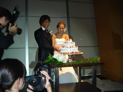当店のプロライダー 門井大吾プロと聖子さんの結婚式 初めての共同作業 ケーキカット 大吾プロの会社オーシャンサプライズ社長照岡さん ミッちゃん ご挨拶 手前はヨッちゃん 伊豆大島の代表のご挨拶 Y U 植田くん とみっちゃん みっちゃんと