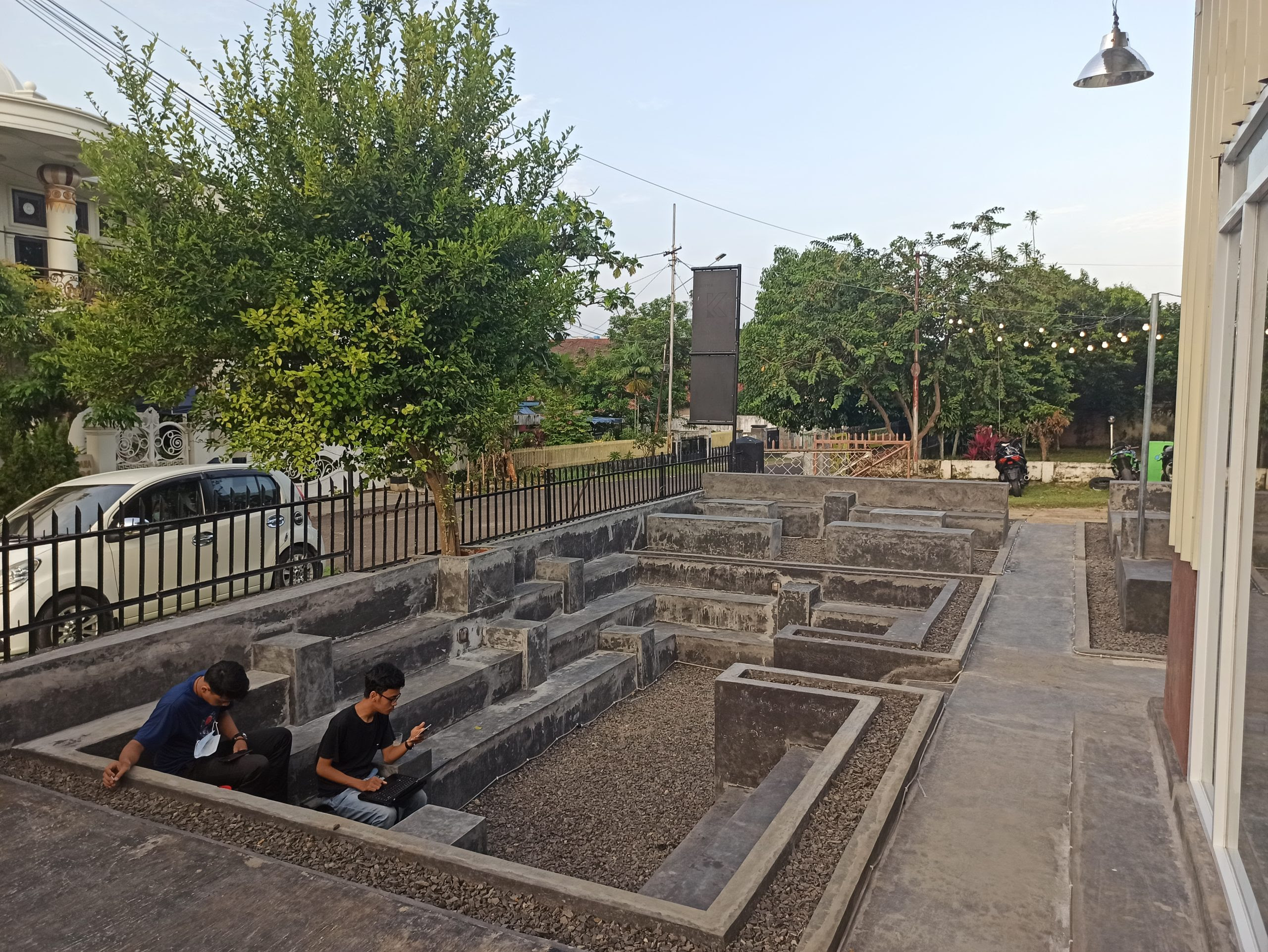 Warung Kopi Enjoy: Tempat Nongkrong Berkonsep Industrial ...