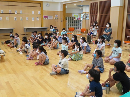 絵本の読み聞かせとうちわ作りのワークショップがありました 秋田県井川町 子育て応援サイト
