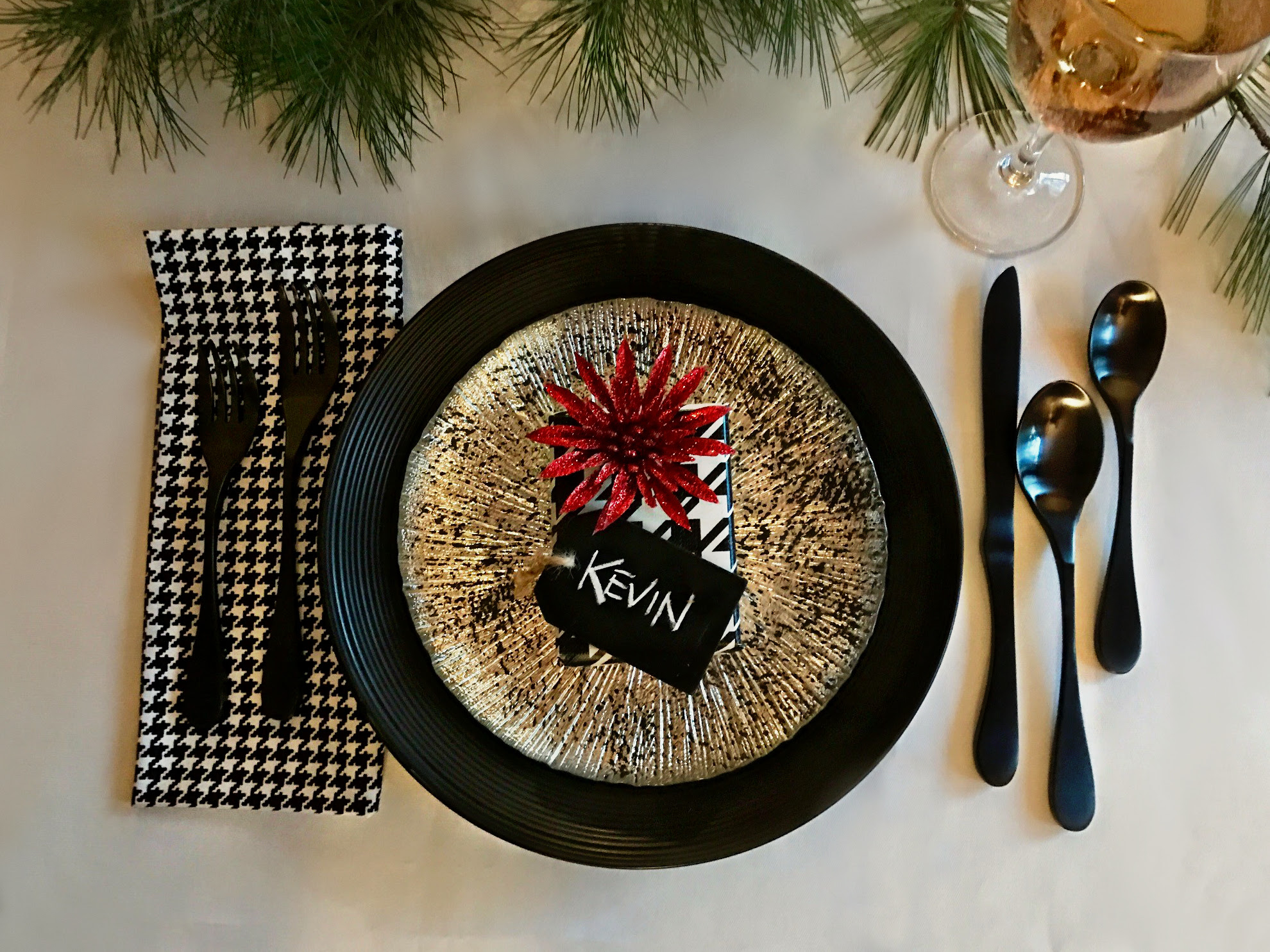 Eight Holiday Table Settings To Get You In The ... We have gorgeous fall table settings for every decorating style.