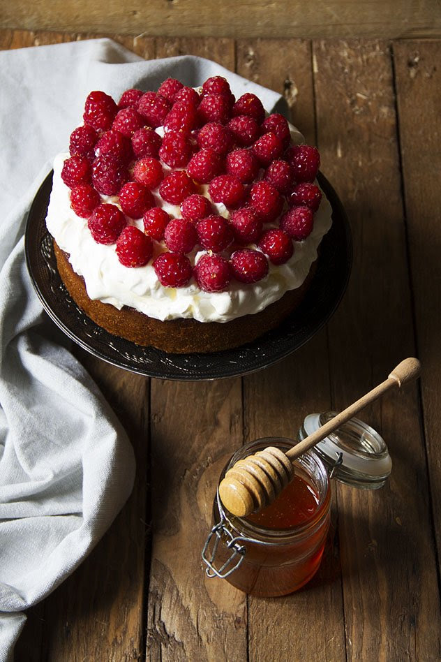 Torta al miele con crema al mascarpone e lamponi