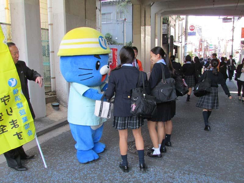 横浜建協 横浜ケンジローが女子高生にお願い ゆるキャラｇｐ上位進出狙う 日刊建設工業新聞