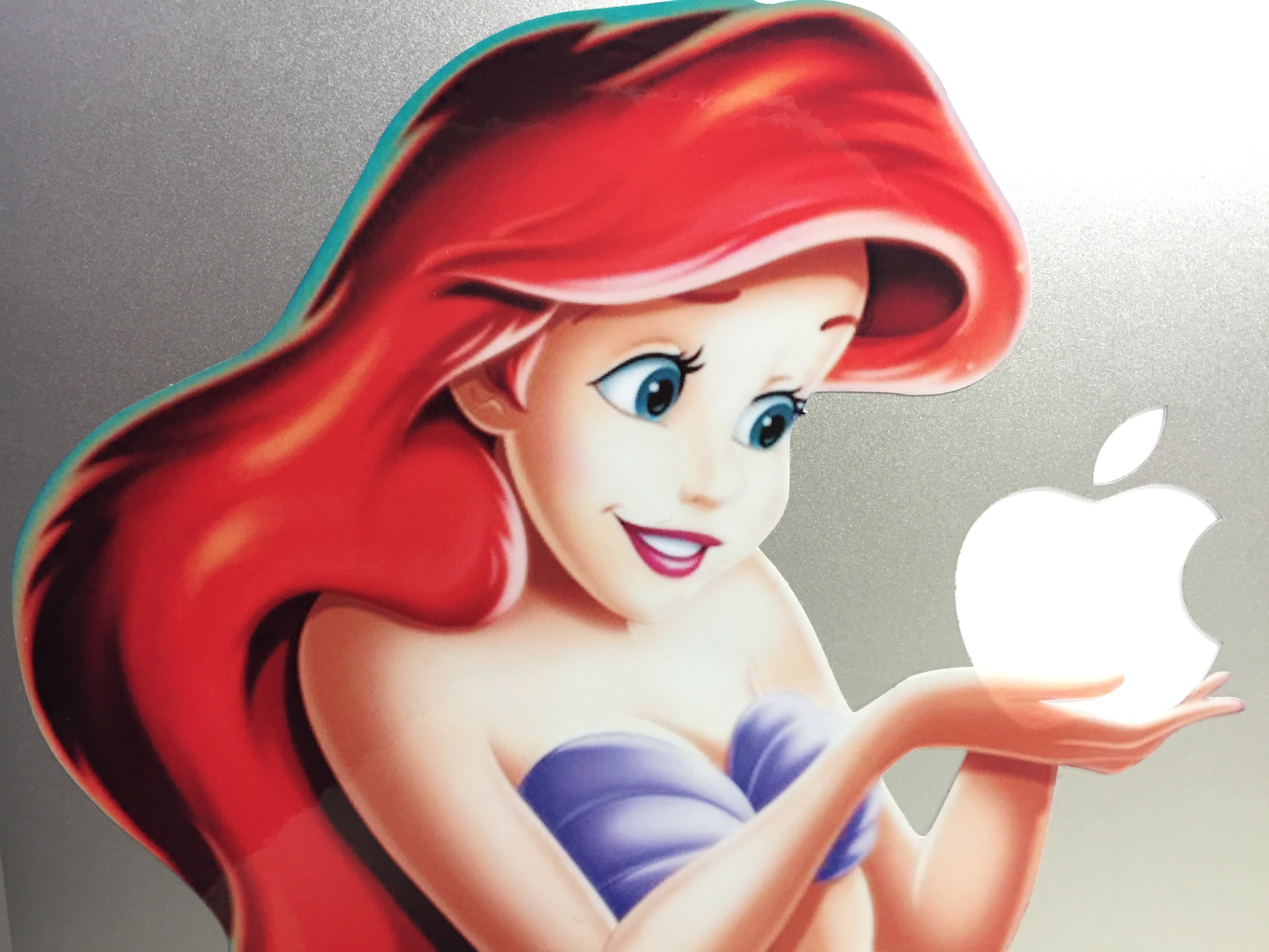 レビュー Macbook Airにリトルマーメイド アリエル のステッカーを貼ってみた オシャレで可愛くていい感じ まぬけブログ