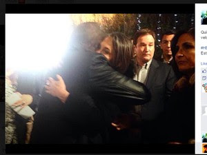 Carlos Villagran abraça Florinda Meza em velório (Foto: Reprodução/Facebook)