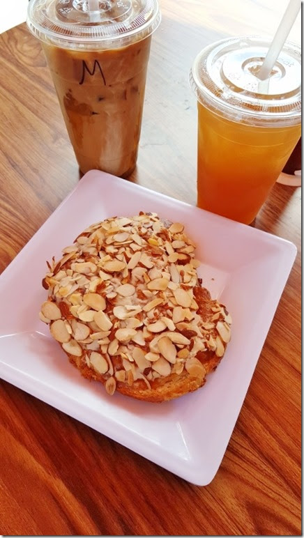 almond croissant (450x800)