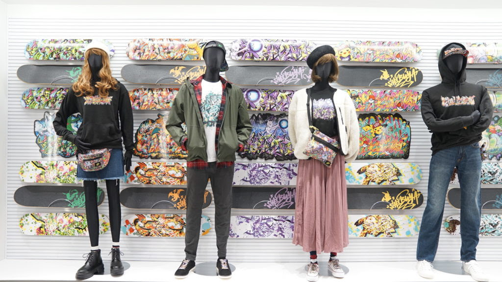 等身大ミュウツーがお出迎え ポケモンセンター シブヤ オープン Nom De Plume ノンデプルーム