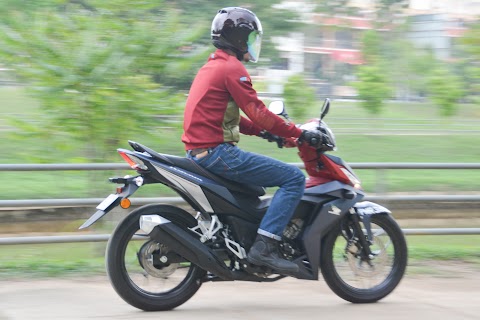 Benelli Rfs150I Vs Yamaha Y15Zr / SYM VF3i vs Yamaha Y15ZR, Honda RS150R, Benelli RFS150i ... : Benelli rfs150i kacuk y15zr ?