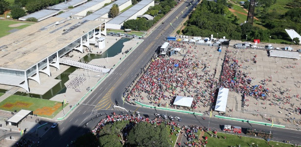 Foto aérea feita pelo repórter Sérgio Lima mostra praça dos Três Poderes esvaziada