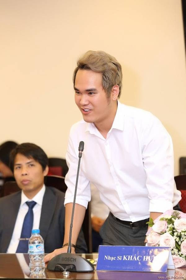  Nhạc sĩ Khắc Hưng trong buổi họp báo công bố đề cử giải Cống hiến.