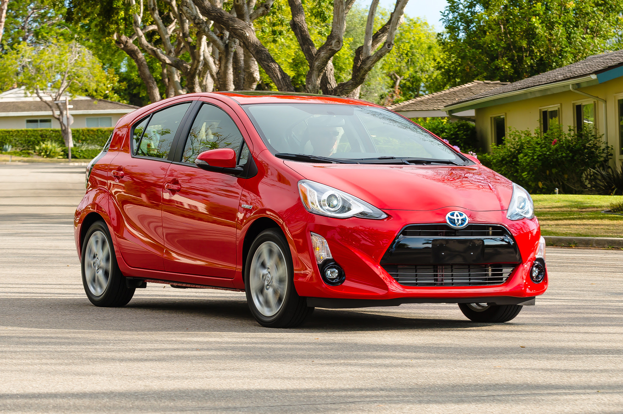 2016-Toyota-Prius-C-front-three-quarter-in-motion-01