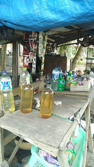 Meski Sering Diusili Orang, Nenek Penjual Bensin Yang Sudah Sangat Renta Ini Tetap Berusaha Ikhlas