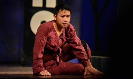 Hình ảnh Minh Tít trong vở diễn “Ông không phải là bố tôi“.