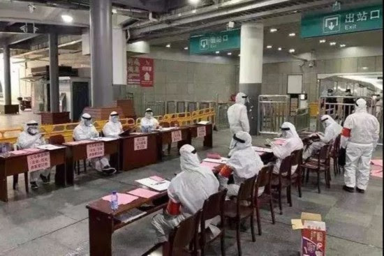 思いきり間隔を開けた列 社員食堂はまるで試験会場 人民網日本語版 人民日報