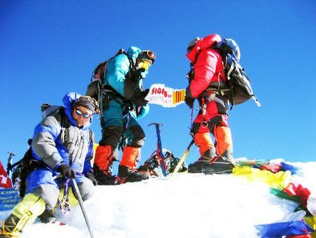Cờ Vàng Trên Đỉnh Everest (1)