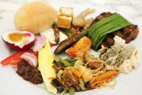 My Plate of Green Mango Salad, Pancit, Tokwa't Baboy, Inihaw na Baboy, Pinaputok na Tilapia and Laguna Cheese