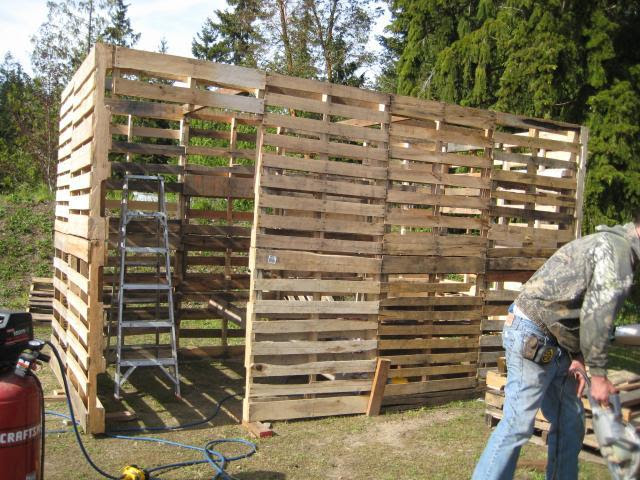 ... www.backyardchickens.com/forum/uploads/28795_pallet_chick_coop_009.jpg