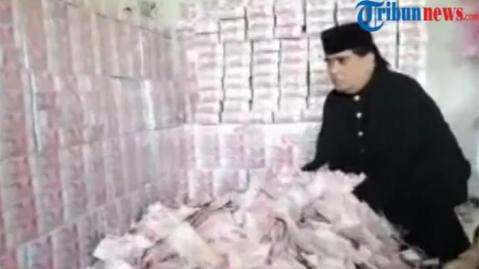 Polisi Gandeng BI Untuk Buka Bungker Dimas Kanjeng HorasSumutNews.com - Berita Terkini Terbaru Hari Ini - Kepala Bagian Penerangan Umum Divisi Humas Polri Kombes Martinus Sitompul mengatakan, polisi menemukan bungker di Padepokan Dimas Kanjeng milik Taat Pribadi. Diduga, bungker tersebut berisi uang yang "dilipatgandakan" dari para korbannya.  Berita Daerah Indonesia, 