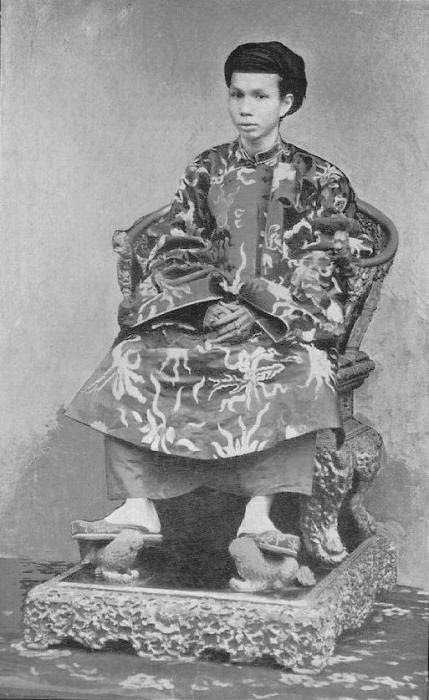 http://nguyentl.free.fr/autrefois/famille-royale/dongkhanh.jpg