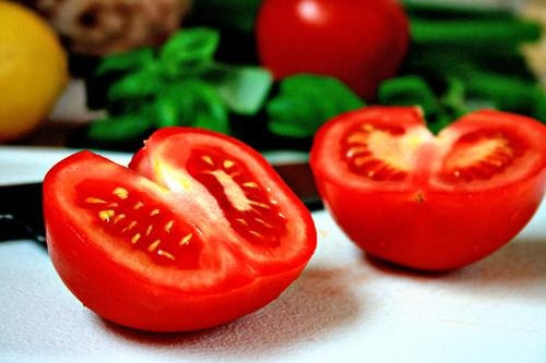 Không chỉ có khả năng trị mụn hiệu quả, cà chua còn đem đến tác dụng nuôi dưỡng làn da trắng sáng. Theo đó bạn chỉ cần thái cà chua thành lát mỏng, tiếp đến đắp lên mặt, thư giãn chừng 4 - 5 phút thì rủa lại với nước ấm. Áp dụng đều đặn 1 lần/ ngày, màu da sẽ được cải thiện, những đốm mụn cứng đầu sẽ được loại bỏ.