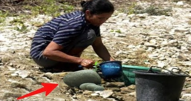 Ibu Ini Tak Sengaja Pecahkan Batu Di Tepi Sungai..Namu n Sekali Di Teliti Terbeliak Matanya Tengok Batu Tu!! TAK SANGKA BETUL APA YANG ADA!! WOW!!