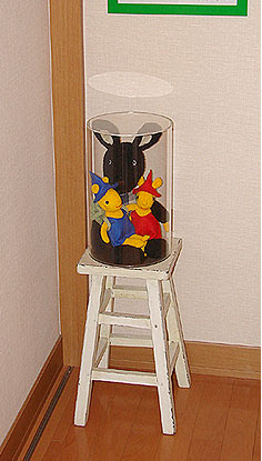 円筒型の展示ケースは アクリルのパイプを使って作られる逸品です