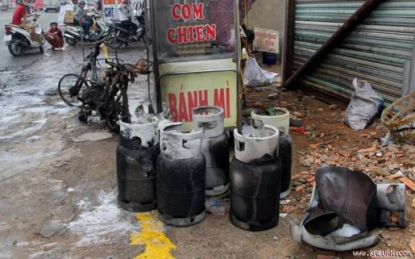 Xe máy bị thiêu rụi, còn các bị gas cháy đen. Ảnh: Phước Tuấn.