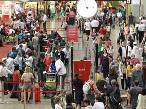 Movimento no aeroporto de Guarulhos, onde 48% dos voos atrasaram nesta quinta, segundo a Infraero  (Foto: Eliária Andrade / Agência O Globo )