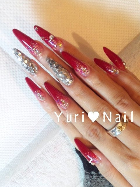 赤 ｼﾙﾊﾞｰﾎﾛ Nail ｽｶﾙﾌﾟ Yuri のネイル ネイルクルー