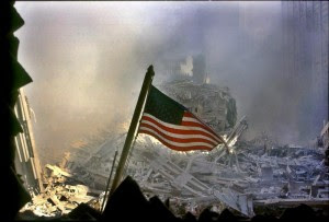 oto de archivo de la bandera estadounidense ondeando en la llamada Zona Cero, entre los escombros del World Trade Center, luego del atentado en el que dos aviones comerciales derribaran las Torres Gemelas. EFE/Archivo
