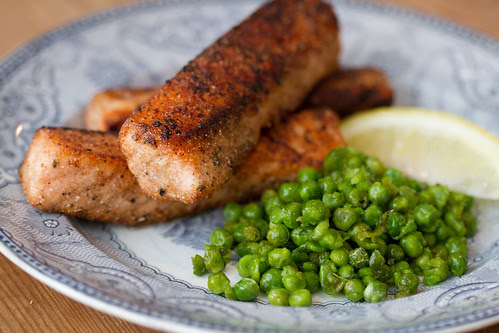 Fish and mushy peas (chips are optional) / Kalapulgad ja tambitud herned / Kodused lõhefileepulgad