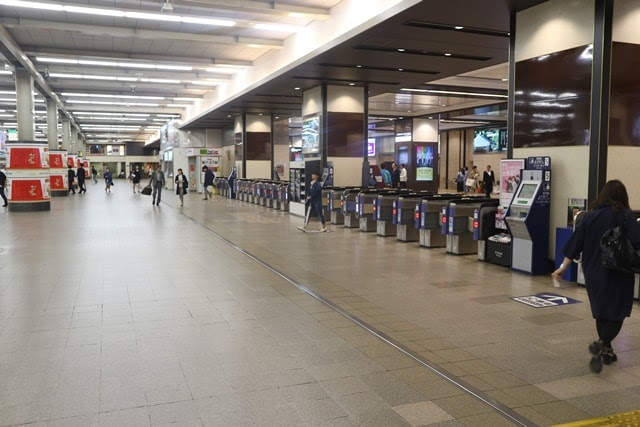超絶光景 大阪の阪急梅田駅は 改札機が1列に並ぶ数が日本一多い