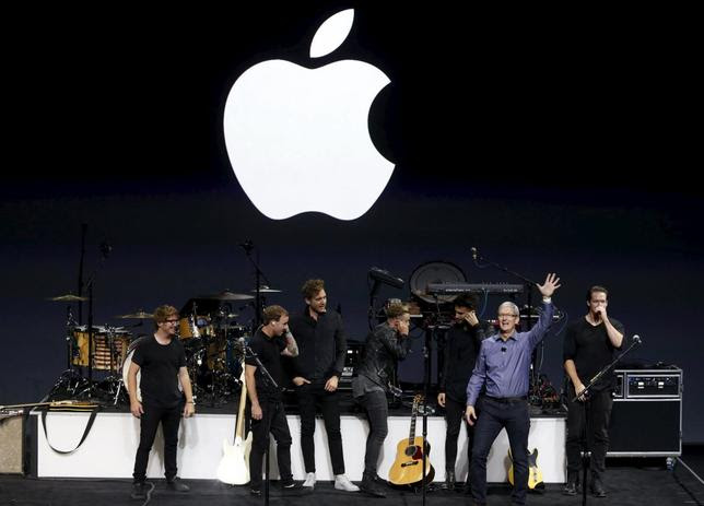 Apple Inc's CEO Tim Cook waves to the audience after One Republic performed at an Apple media event in San Francisco, California, September 9, 2015. REUTERS/Beck Diefenbach